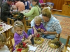 Kis-vuk csoportban karácsonyi koszorút készítettek a szülők és a gyerekek